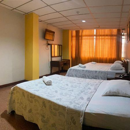 Hotel Andes Inn グアヤキル エクステリア 写真